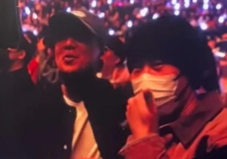郭麒麟、<em>杨九郎</em>去看单依纯的演唱会，在lovecamera（亲吻镜头）互动环节，