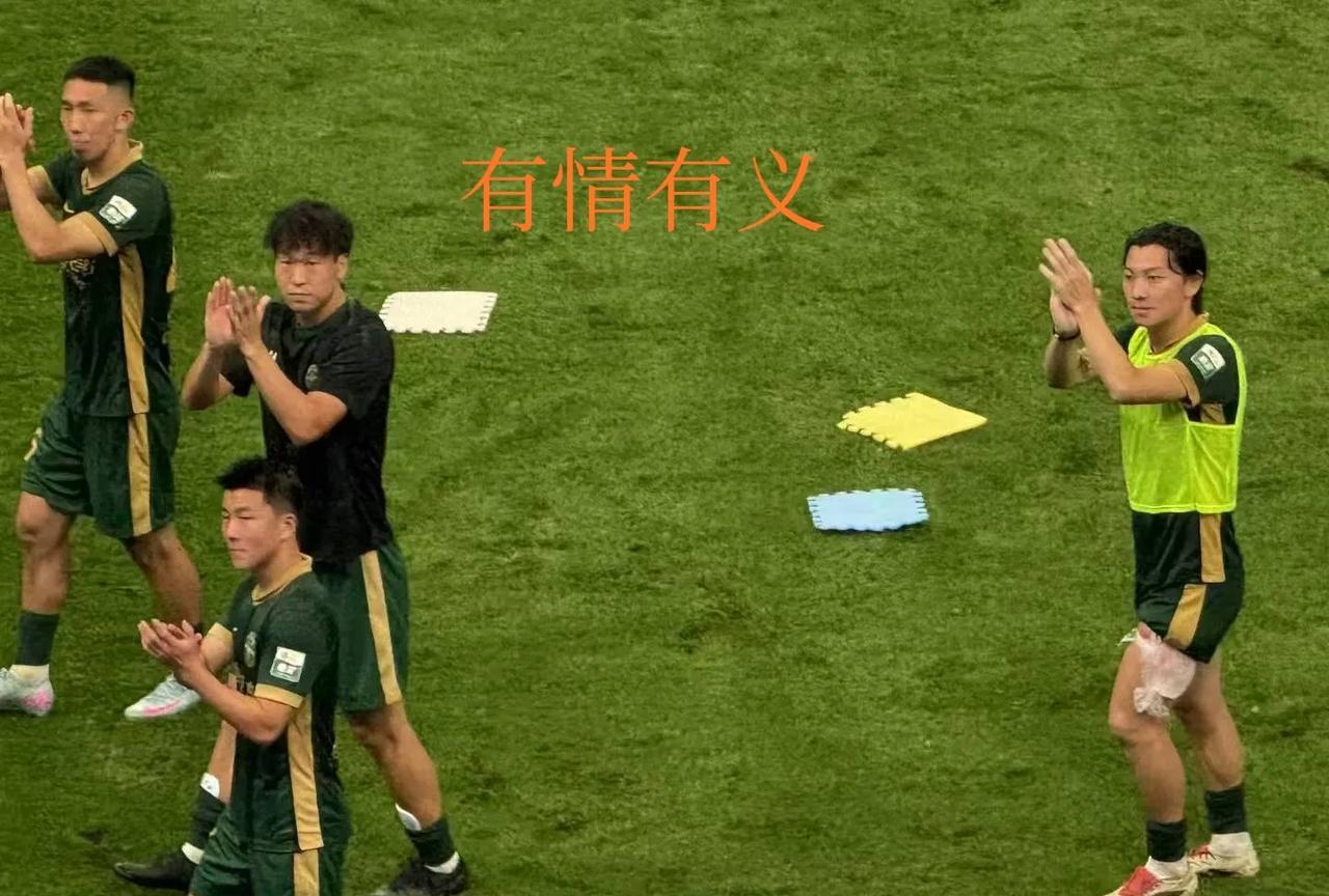大连主场真让人羡慕啊！浙江四个曾经效力大连的小伙子都来场边谢场了，他们也特别羡