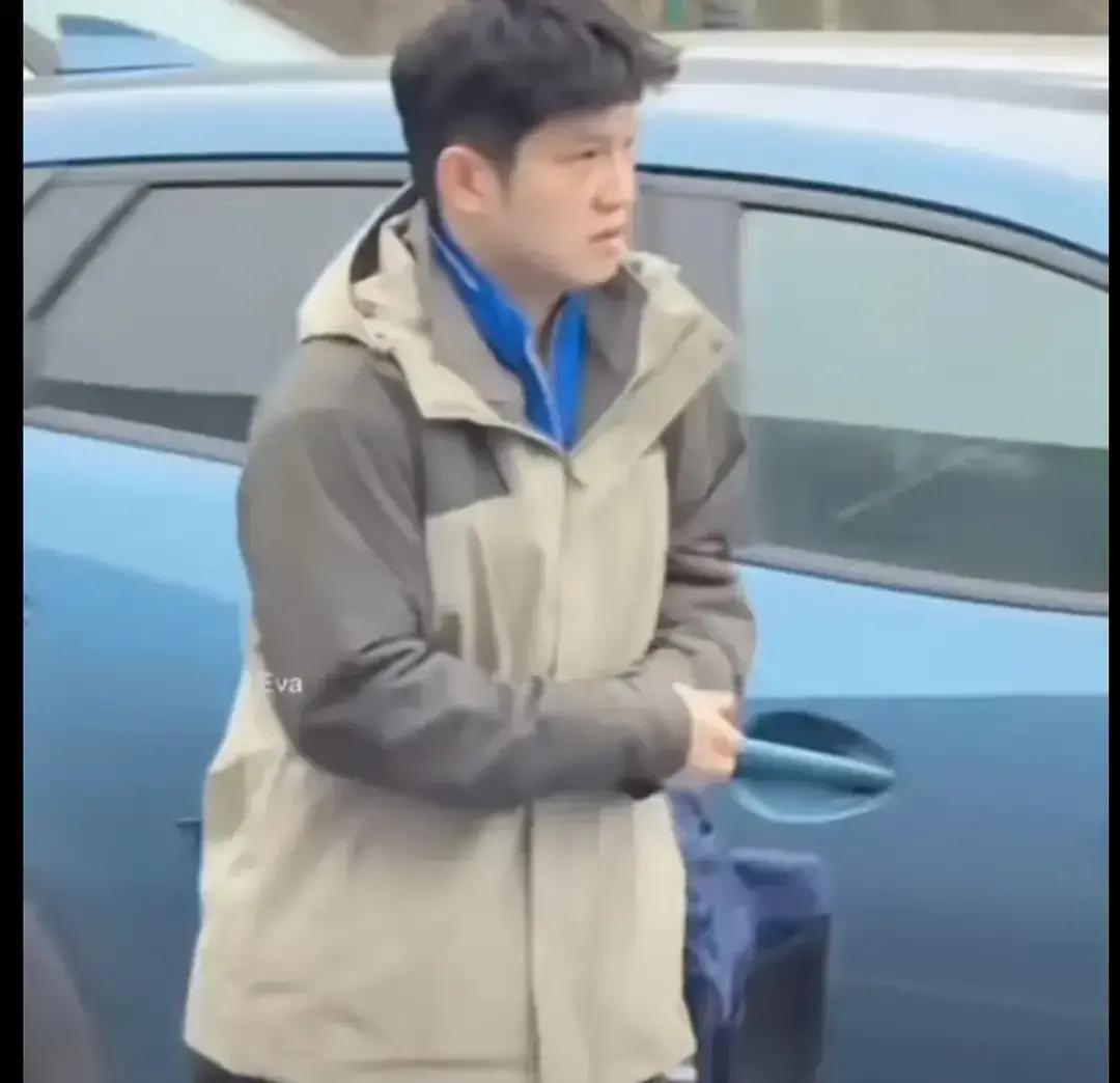 樊振东到德国打比赛，烫了个卷毛，像刚睡醒的狮子。训练穿国家队红外套，私下裹