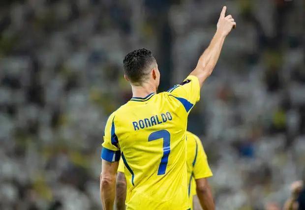 957比893，C罗仍然遥遥领先！本轮沙特联赛对阵达曼协作的比赛中，C罗再次进