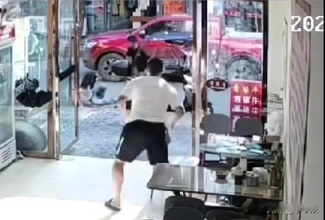 9月27日，福建一男子当街对女子施暴，店内一退役军人看到后瞬间起身，一脚飞踹将男