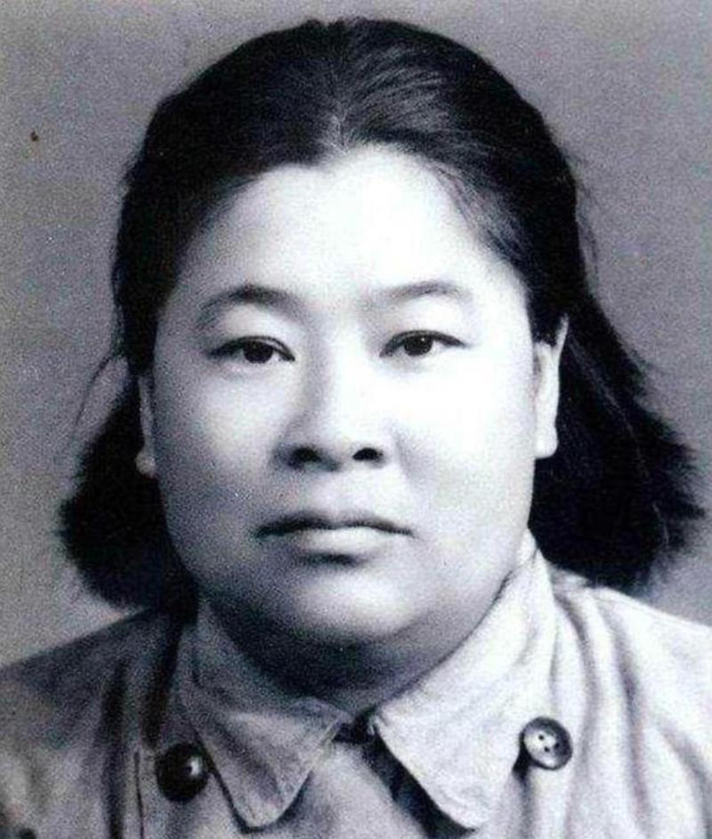 几百个持枪大汉堵在川北山隘，拦住两万红军的去路，出面单挑破局的，竟是一个22岁的