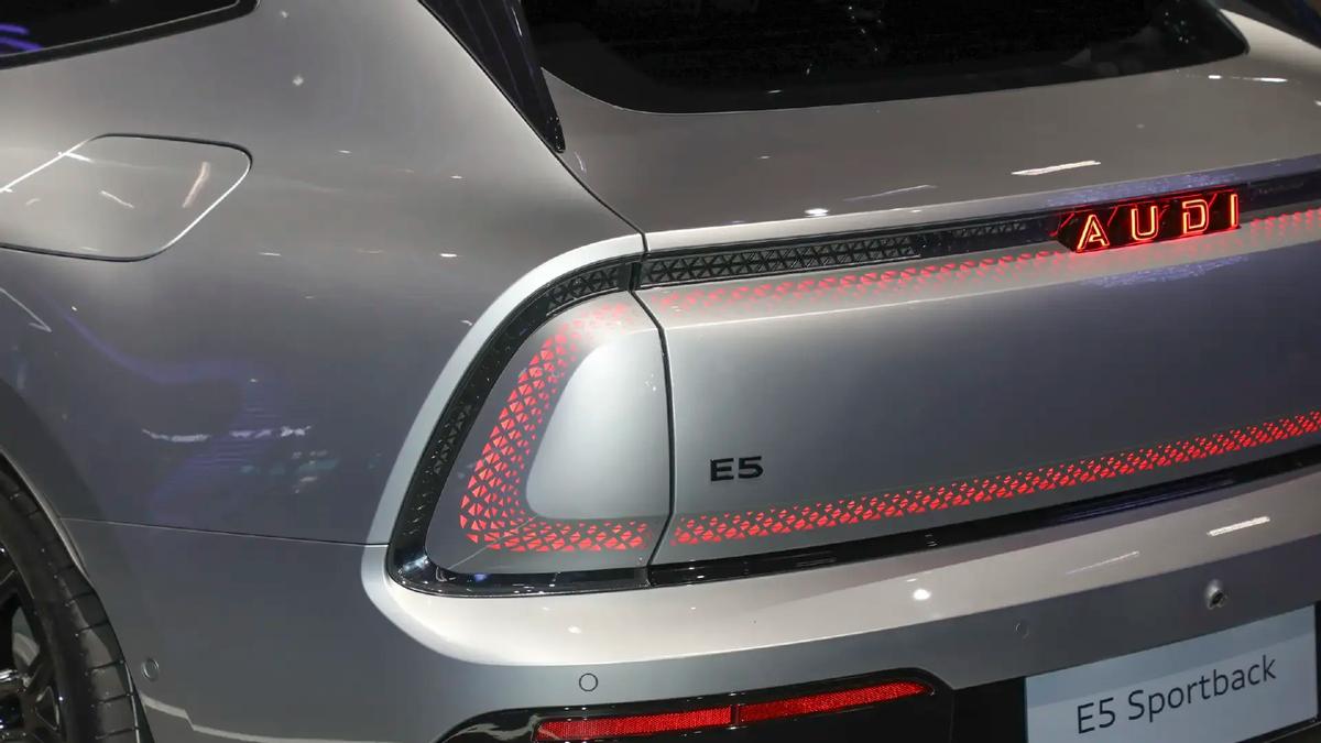 全新奥迪E5Sportback亮相,充电10分钟开370km,座舱成一大亮点