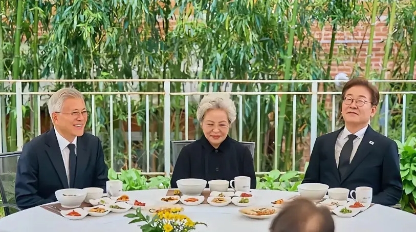 李在明文在寅卢武铉夫人共进午餐！今天是卢武铉去世16周年日子，中午在一起吃饭，