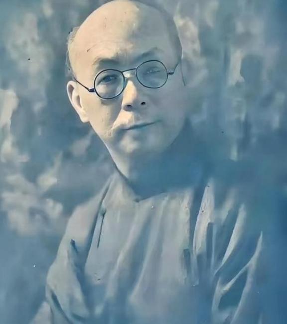 中国最大的汉奸是谁？他远比汪精卫更加可恨。要是没有他，日本连中国大门都进不了。在