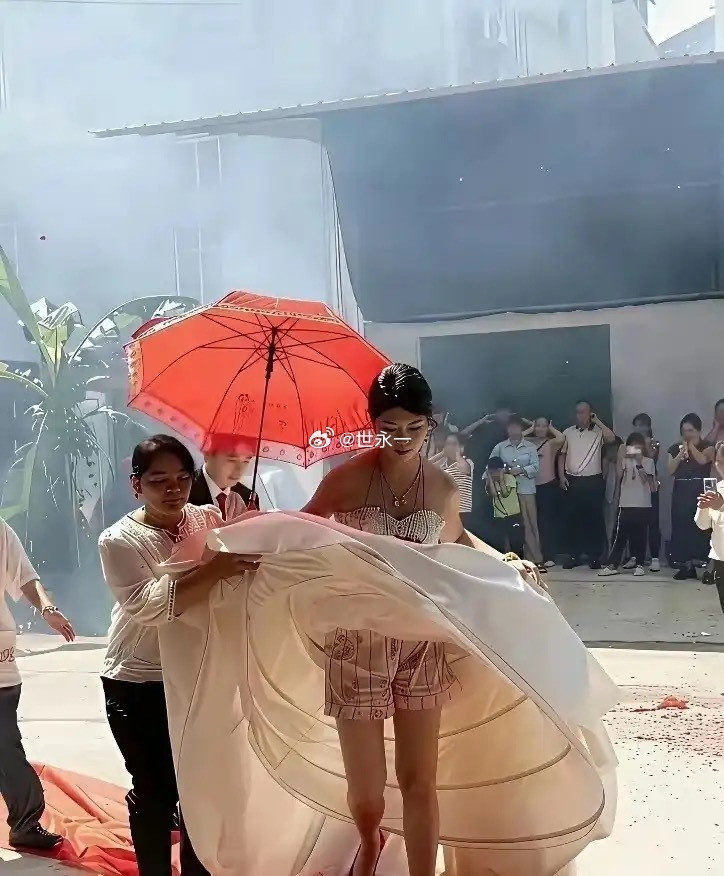 不得不说，这新娘子穿的也太随便了吧