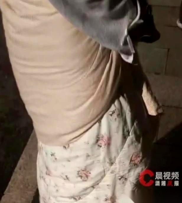 四川宜宾高县5.5级地震刚停，宿舍楼下的空地上，全楼第一个冲出来的“逃生冠军”，