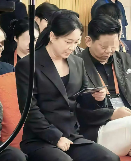 贾玲现在不只是看着胖回去点儿，感觉比之前更结实了，估计是一直坚持锻炼的缘故