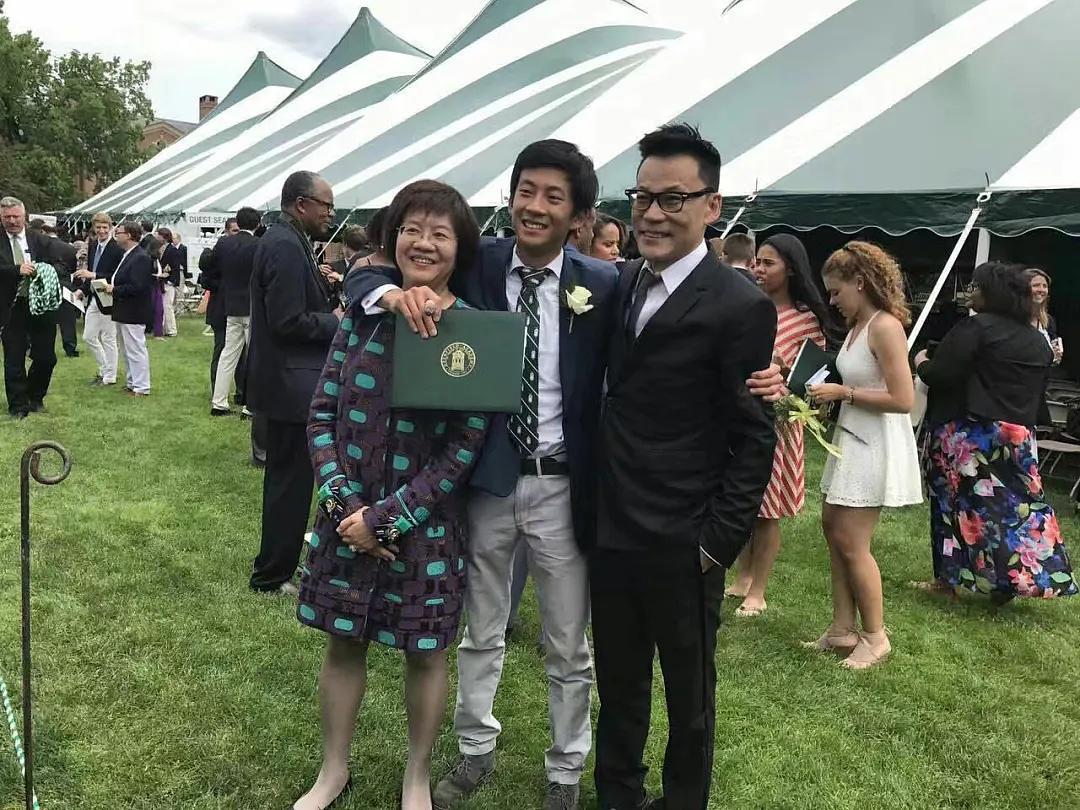 2018年，李国庆与俞渝闹离婚。李国庆问21岁的儿子李成青:“爸妈离婚，你跟谁？