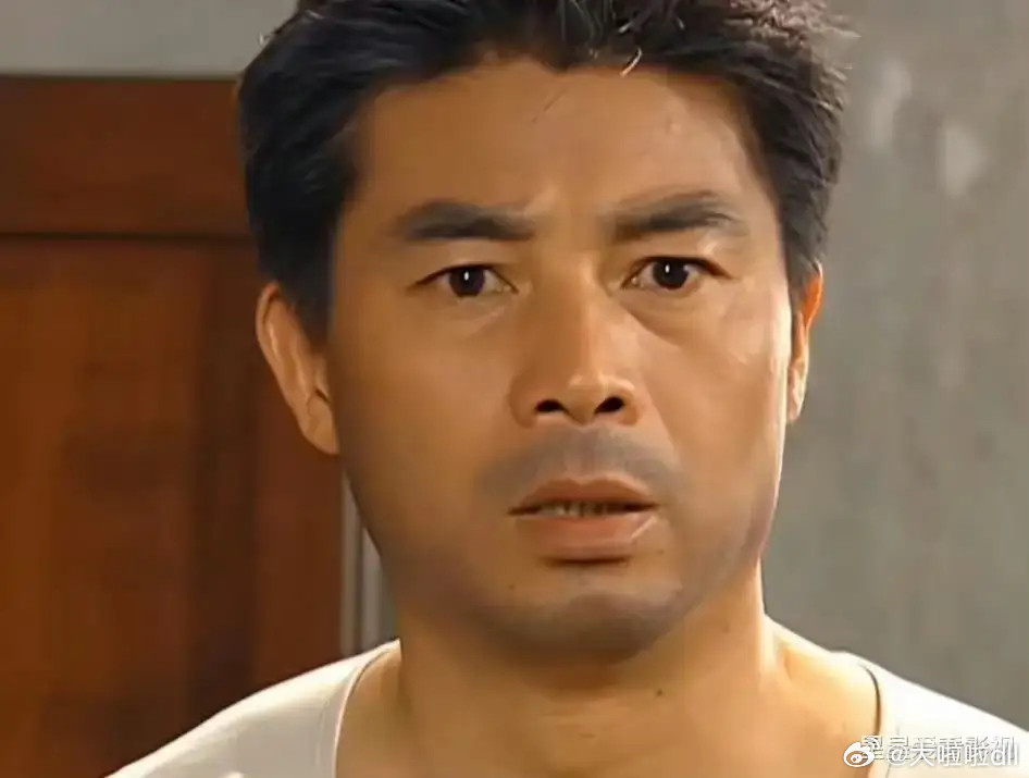 网友扫墓看到李副官演员墓碑4月5日清明节，有网友发布扫墓视频，显示一排墓碑中有