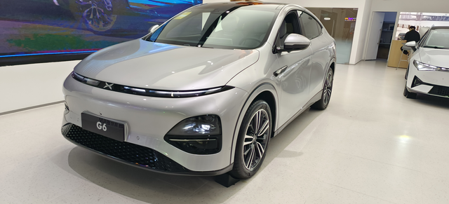 大家觉得小鹏G6试驾车异味浓吗？无意中在万达看到一辆小鹏的红色展车，忍不住去看