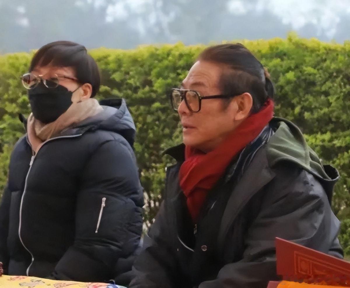 利智现在的状态,真是不太敢认,头发稀疏凌乱,很瘦,下巴尖尖的！​​​