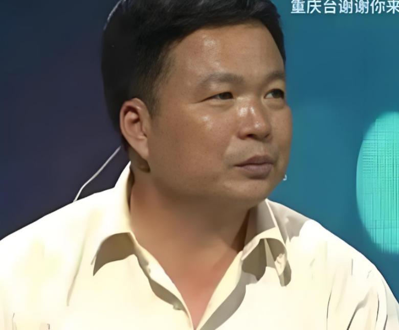 山东临沂一45岁男子，资助17岁贫困女孩上学，女孩毕业上门感谢，男子却红着眼说：