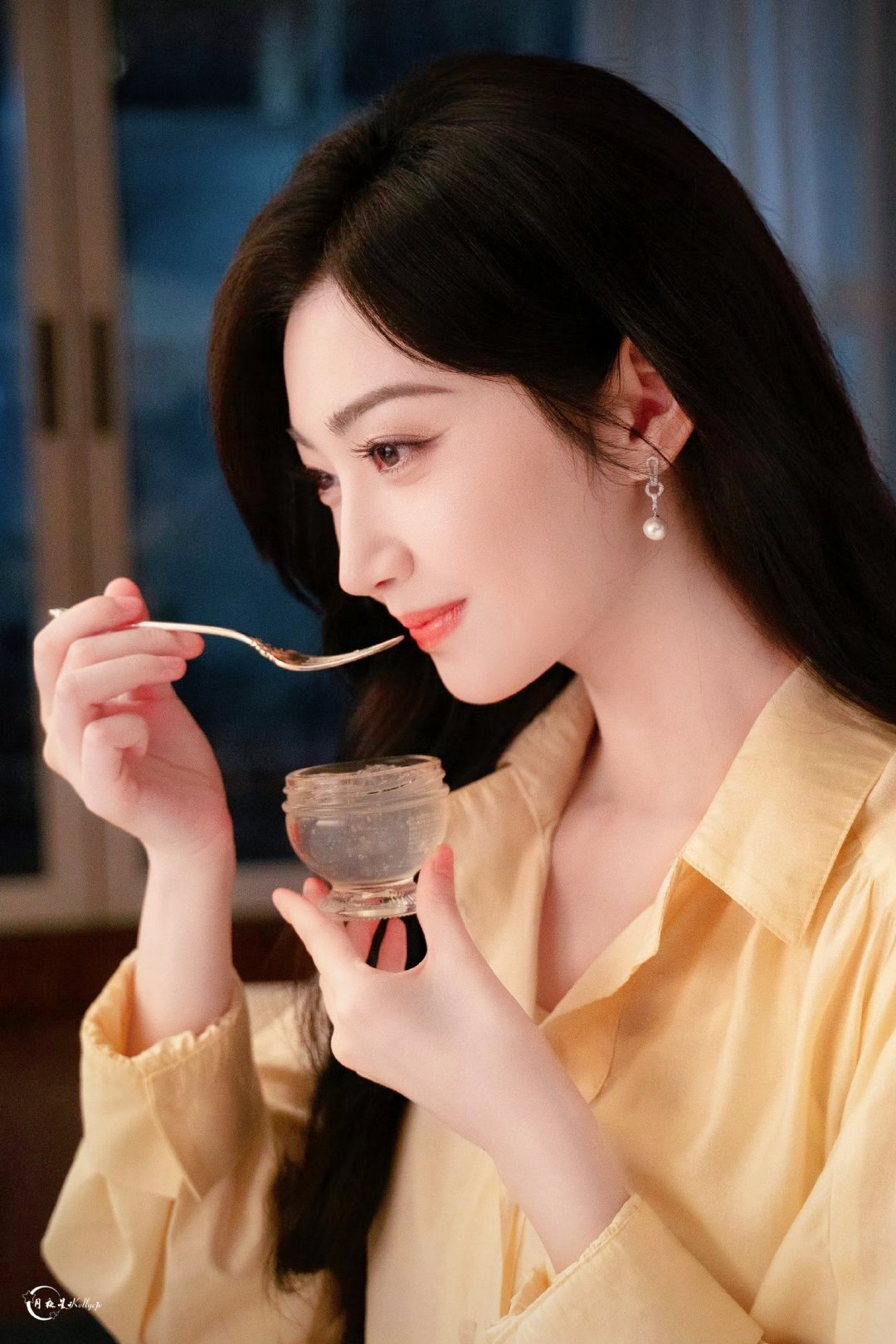 景甜身着暖黄色长裙，手捧精致容器，尽显温婉优雅气质​​​