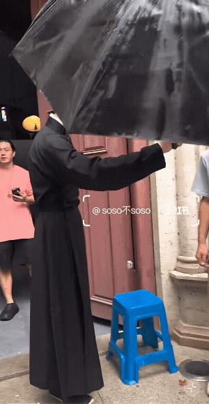 许凯又要上卫生间了，这室内也没个厕所，太不方便了，许凯估计都不敢多喝水！许凯没