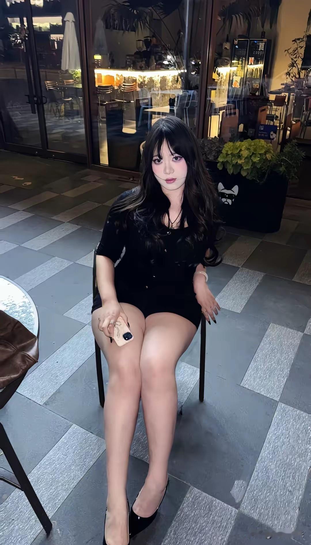 夜晚咖啡馆的优雅时光，黑裙与高跟鞋的完美搭配