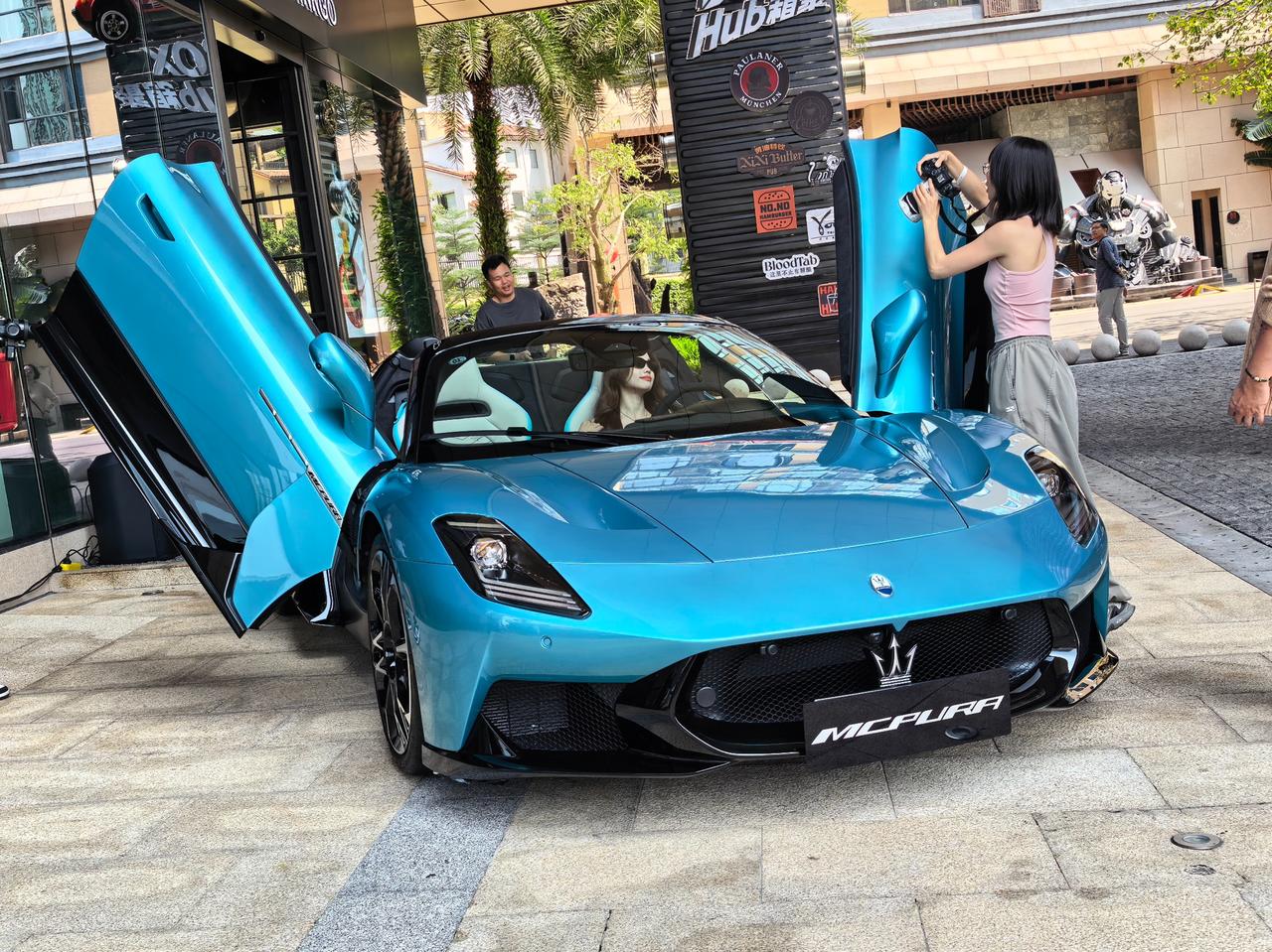 动力参数、多少秒破百这些就不报了吧？玛莎拉蒂最重要是“够浪”，声浪的浪，这是电