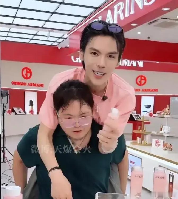 向佐向佑兄弟破冰还是流量变现向佐向佑同框带货，我更愿意读懂背后为人父母的心意。
