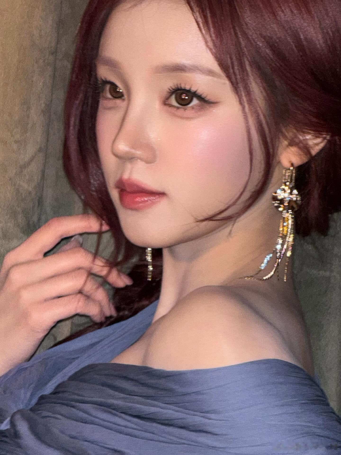 酒红发色撞冷调纱裙，甜与酷的平衡被宋雨琦拿捏得刚刚好。