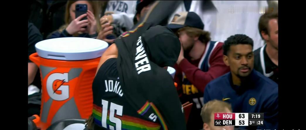 太关键了！约老师第三节还有7分19秒，4犯下场休息了。穆雷也拉了，只要申京阿门