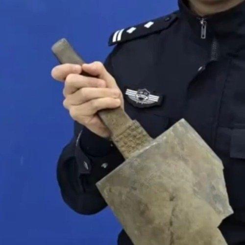 在湖州吴兴的一条河道边，一对靠收废品为生的老夫妻像往常一样忙碌着。在一堆乱石杂物