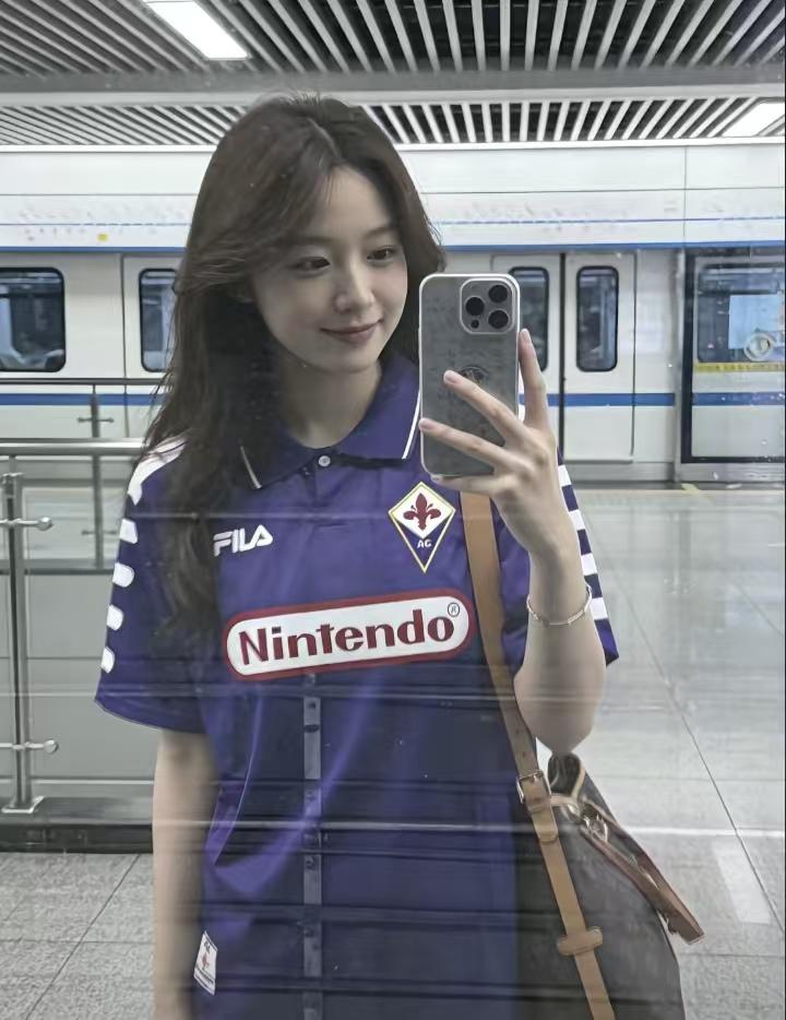 你认识几个AC米兰美女球迷？这是一张地铁里的佛罗伦萨女球迷的照片，红遍网络。在