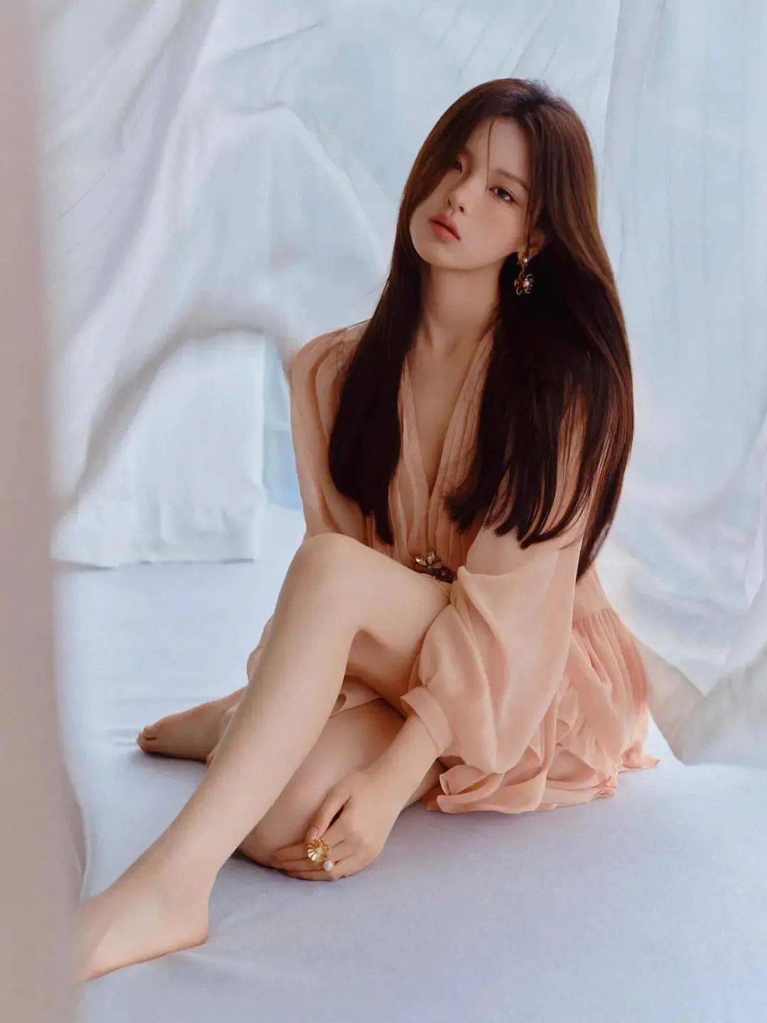 杨超越|柔雾粉裙橙子味少女写真
