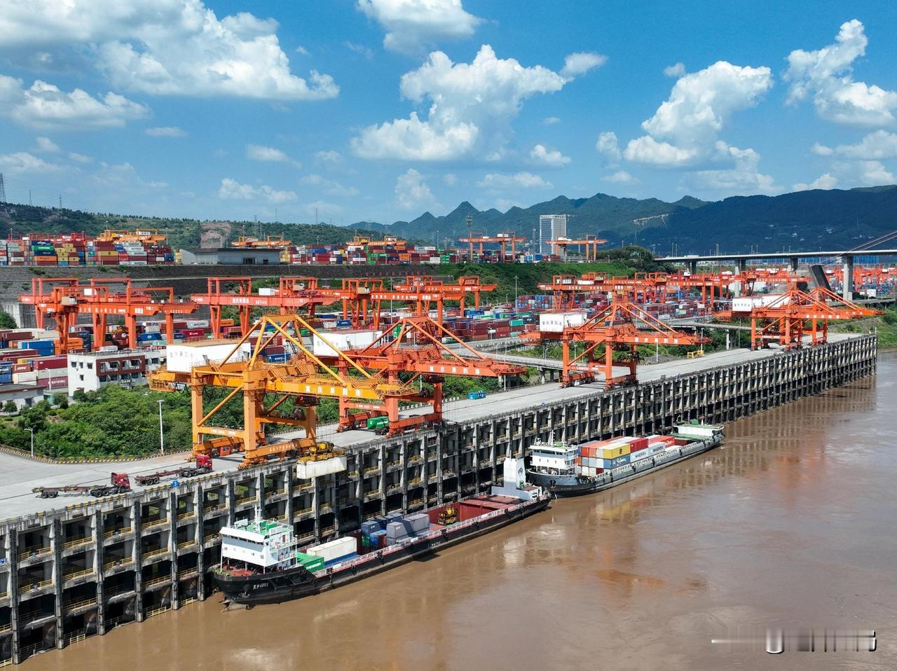 重庆作为我国长江上游地区最大的水路航运中心果然名不虚传，绝对优势不可动摇，云贵川