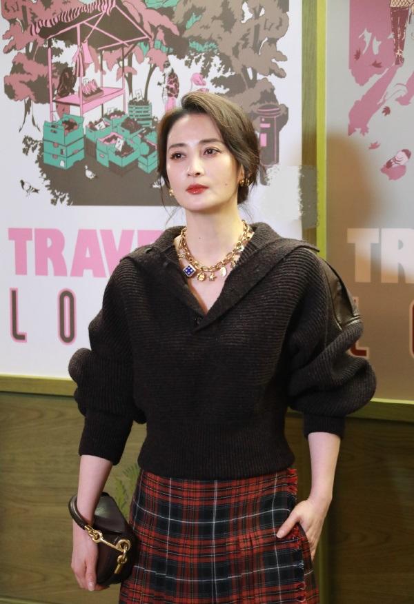 最近蒋勤勤在北京出席活动，她这回搭配的很有潮流时尚气息，看起来也很年轻。蒋勤