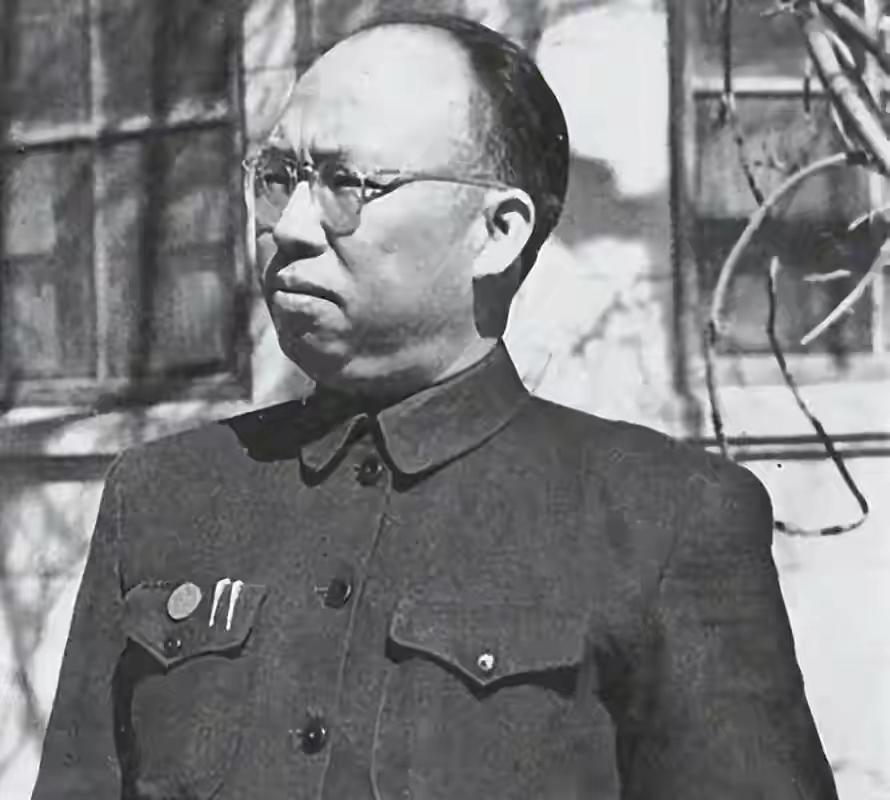 图为1945年，当时的国民党中宣部官员来到著名音乐家聂耳的家，向聂耳母亲转交美国