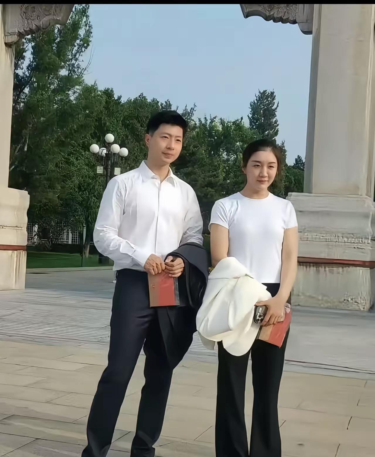 前去观礼的马龙和陈梦，再次惊艳了众人。观礼时，他们两个人上身都穿着白色的衣服，