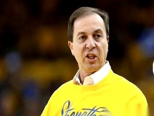 桌上，啪的一声，甩出四个首轮签，一个互换权，外加一个库明加。就为了给那个37岁