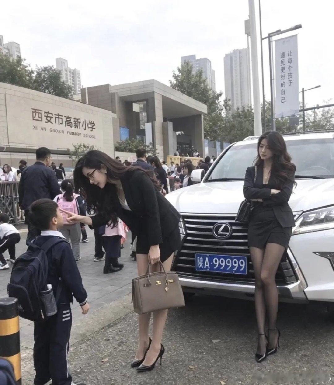 画面里值不值钱的就是这辆雷克萨斯。​