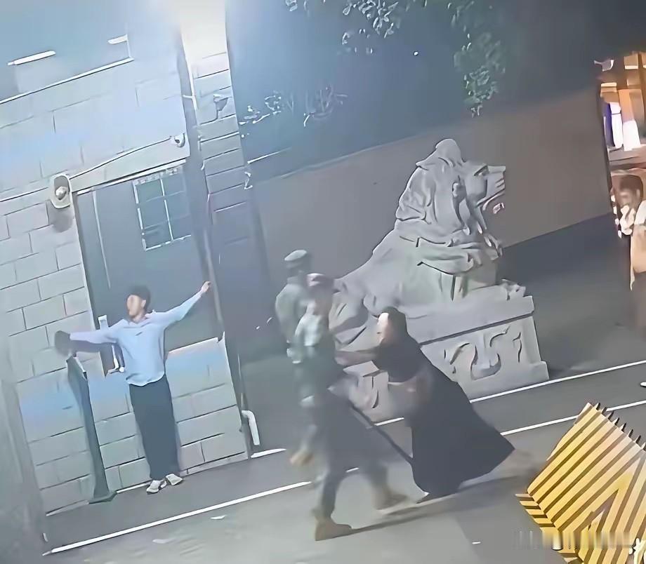 不知大家有没有发现！躲进武警营区求救者靠墙张开双手，很多人觉得奇怪，懂的人都明白