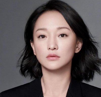 当年，周迅的前男友贾宏声趁父母不注意，从14层一跃而下，当场身亡。周迅得知后崩溃