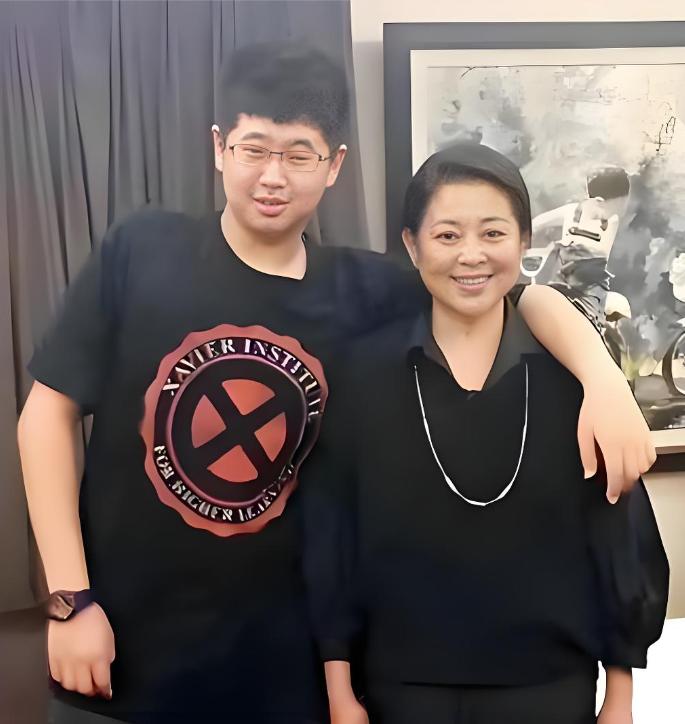 66岁倪萍在访谈里聊到儿子虎子坚决不结婚，眼泪当场掉下来，她说自己40岁拼死生下