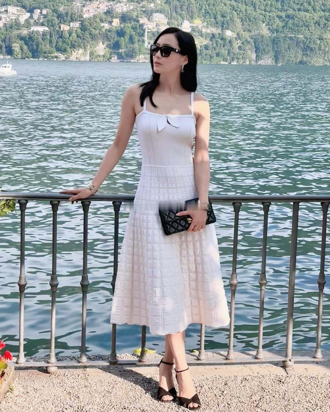 陈法拉亮相香奈儿时装秀​​​