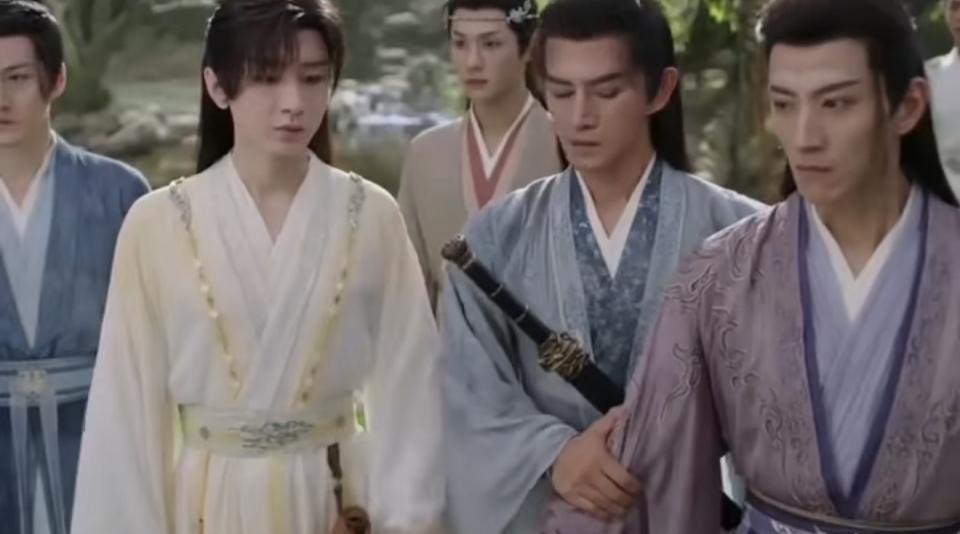 家人们，武侠剧《赴山海》又整新活了！第14集里，主演成毅直接脚踩厚底洞洞鞋出镜，