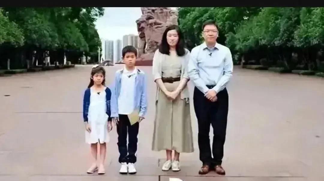 这是2018年江姐的孙子彭壮壮，带着家人到陵园，祭奠先辈的合影照。希望他能继承