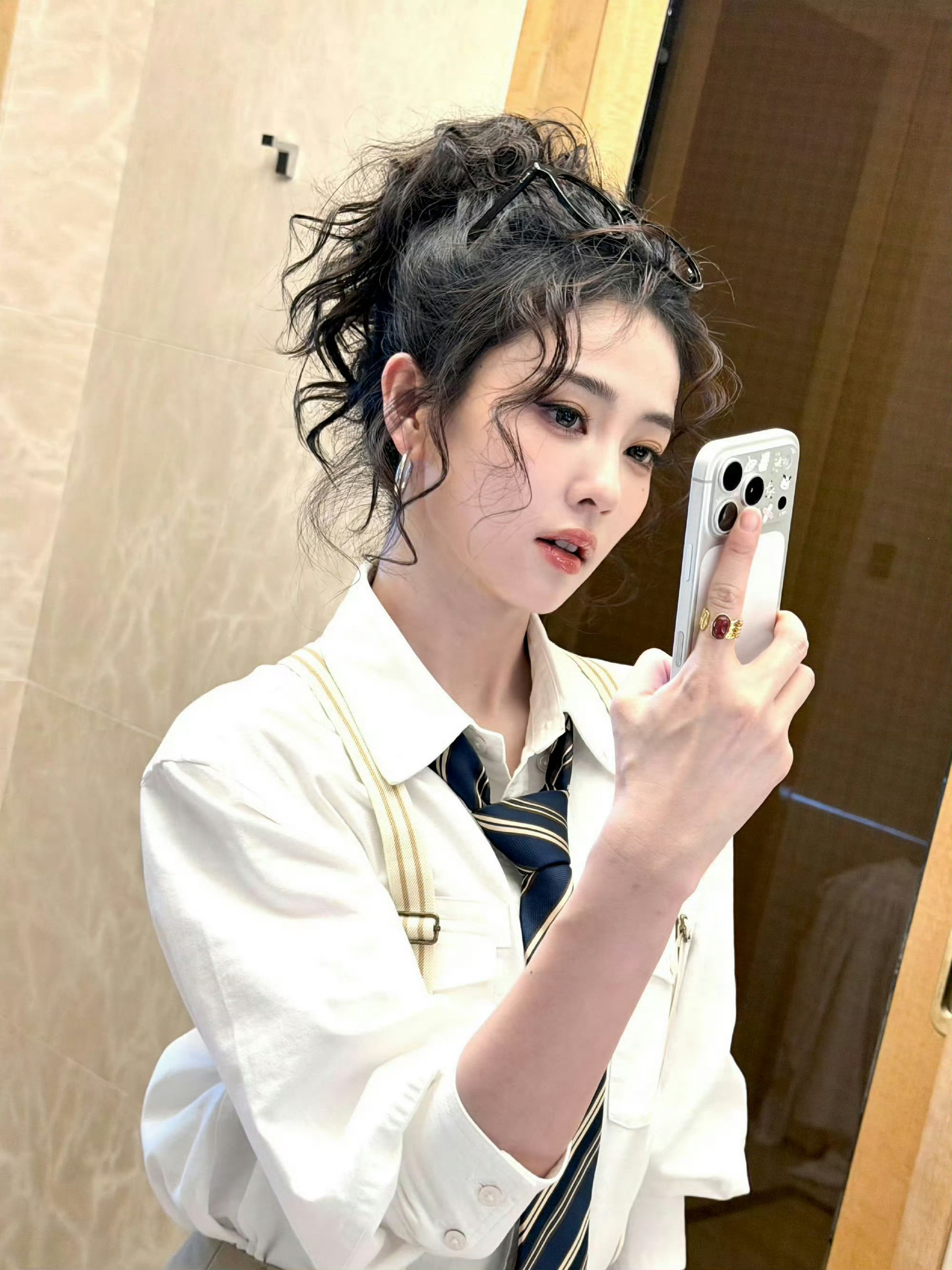 白鹿奔跑吧本次最后一次上班白鹿本月最后一次上班的路透来啦咱们白梦妍属于是睁开眼就