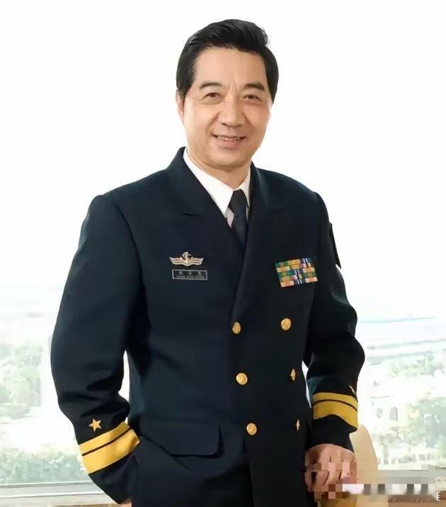 这俩帅哥哥，一个忽悠全世界，忽悠的贼鹰拆了F22生产线，一句歼10改让贼鹰不思进取！忽悠贼鹰做出重大