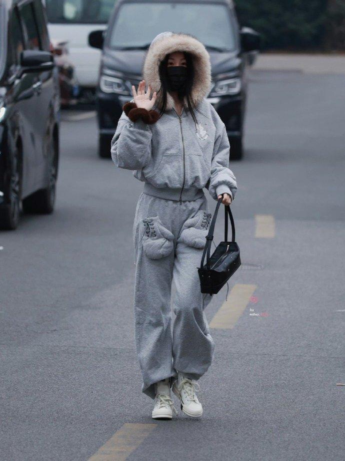 虞书欣手套抽绳口袋虞书欣日式松弛感通勤穿搭虞书欣日式松弛感通勤穿搭，虞书欣手