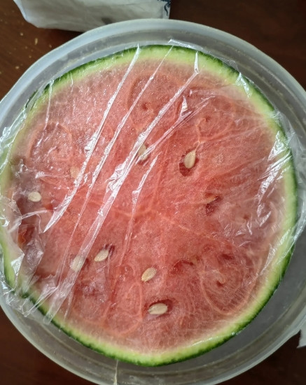 奇怪，西瓜子是白的，瓤为啥是红的昨天吃过晚饭，孩子想吃西瓜去超市买了两个“8