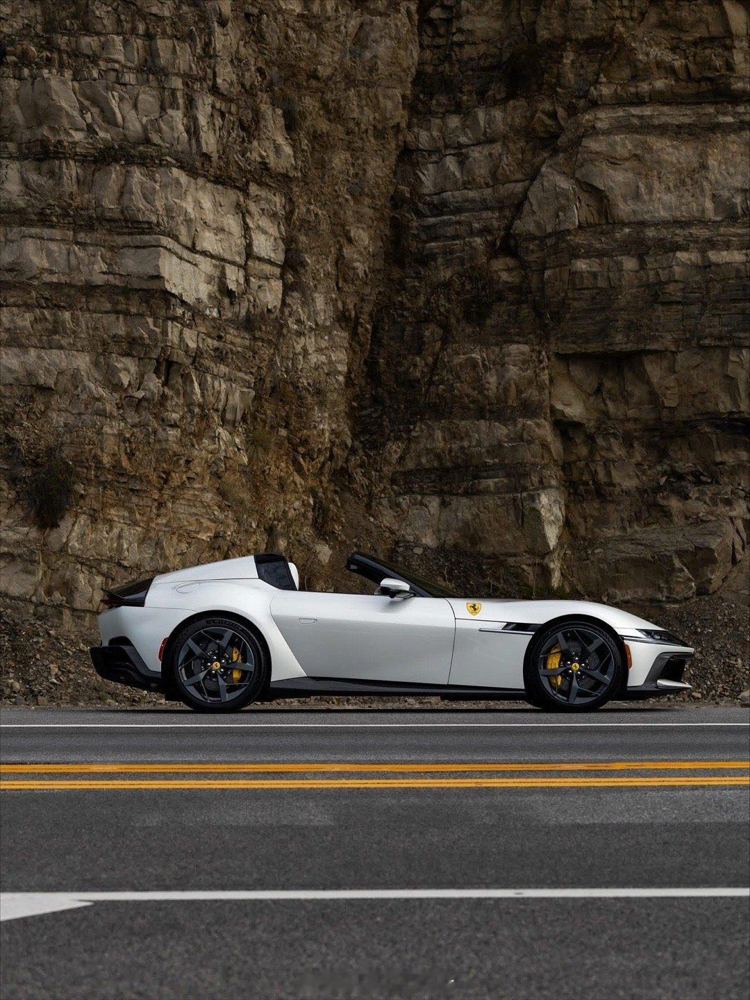 比例线条堪称完美典范级汽车设计法拉利12CilindriSpider