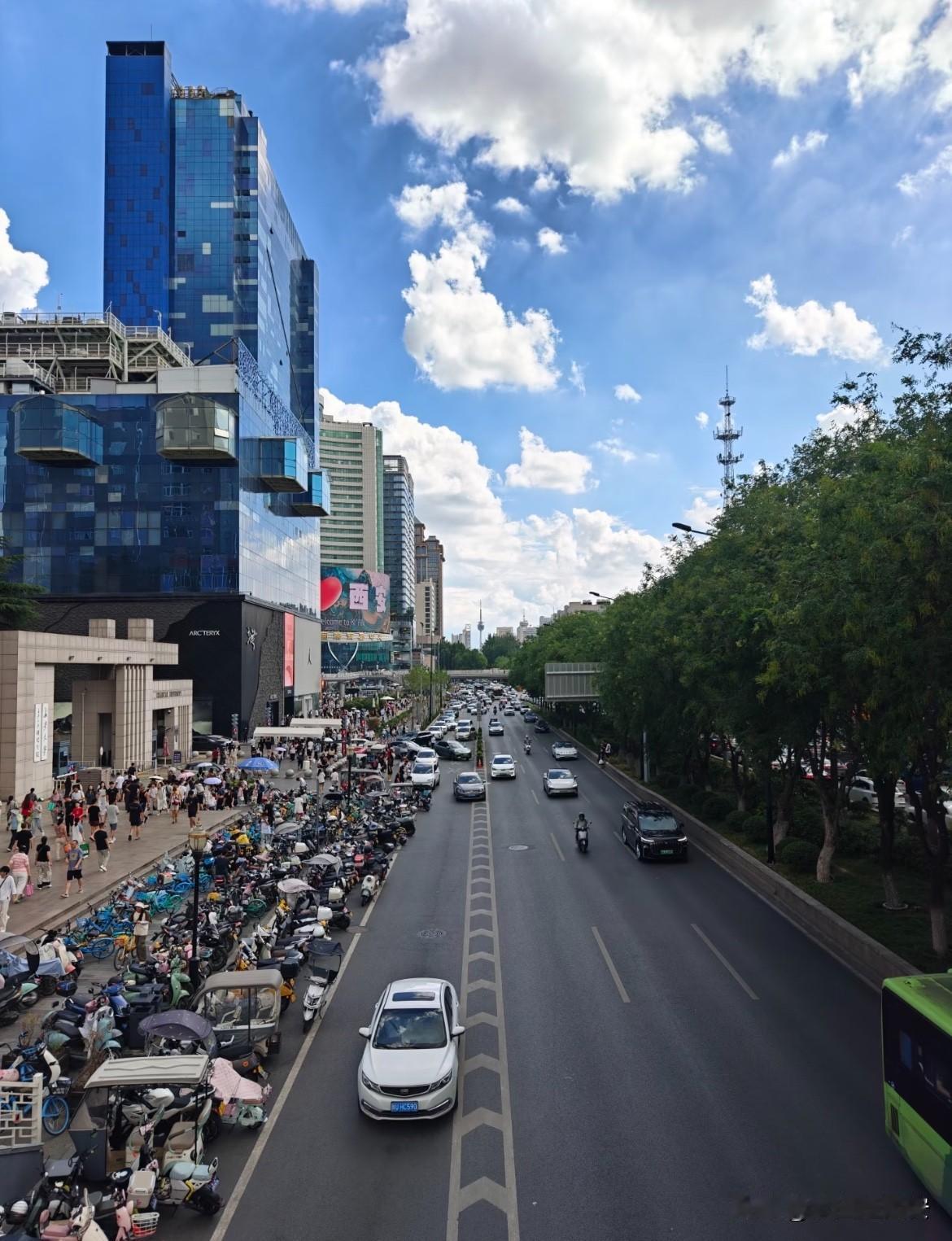 这几年西安增长速度最快的竟然是电瓶车，在西安不论哪个地铁口都能看到数