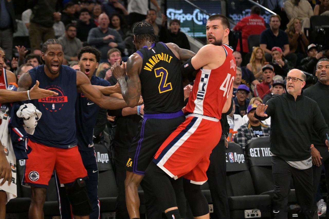 “机器卡”都急了，裁判吹罚得偏成什么样？今天快船和湖人比赛的上半场，快船队以6