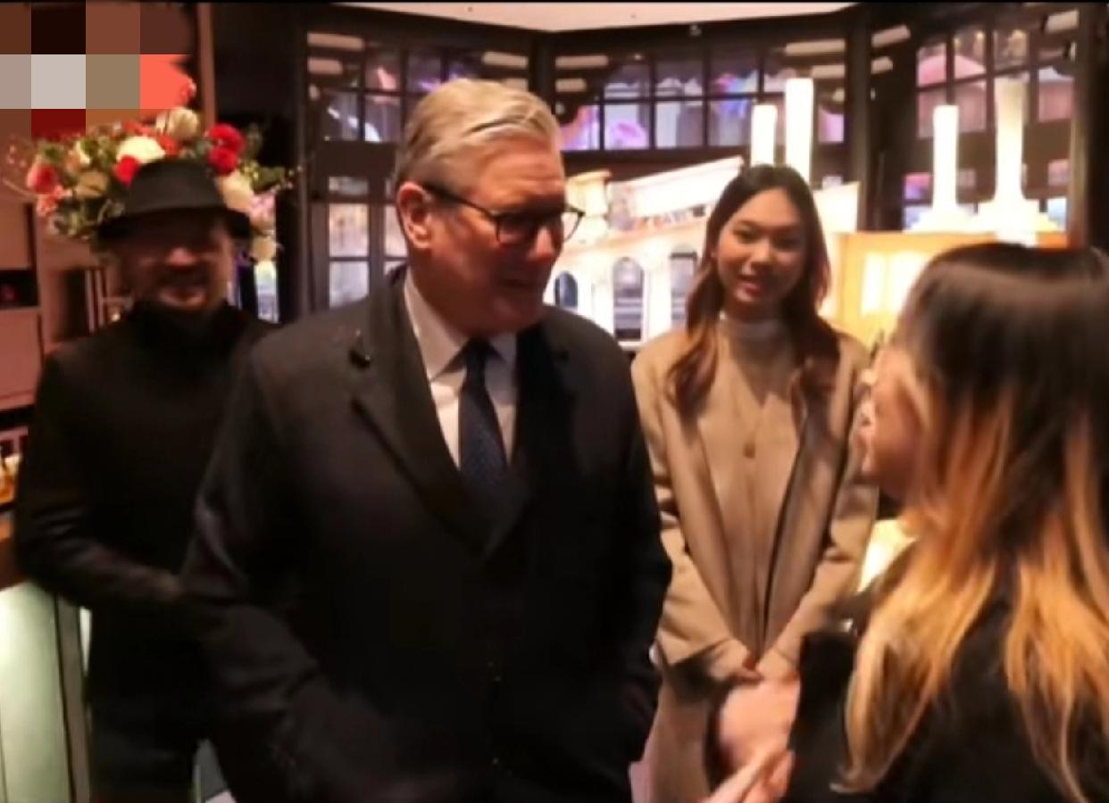 斯塔默在上海逛豫园，去了一家西式烘焙点心店，买了一份蛋挞点心，又到了一家茶馆进行