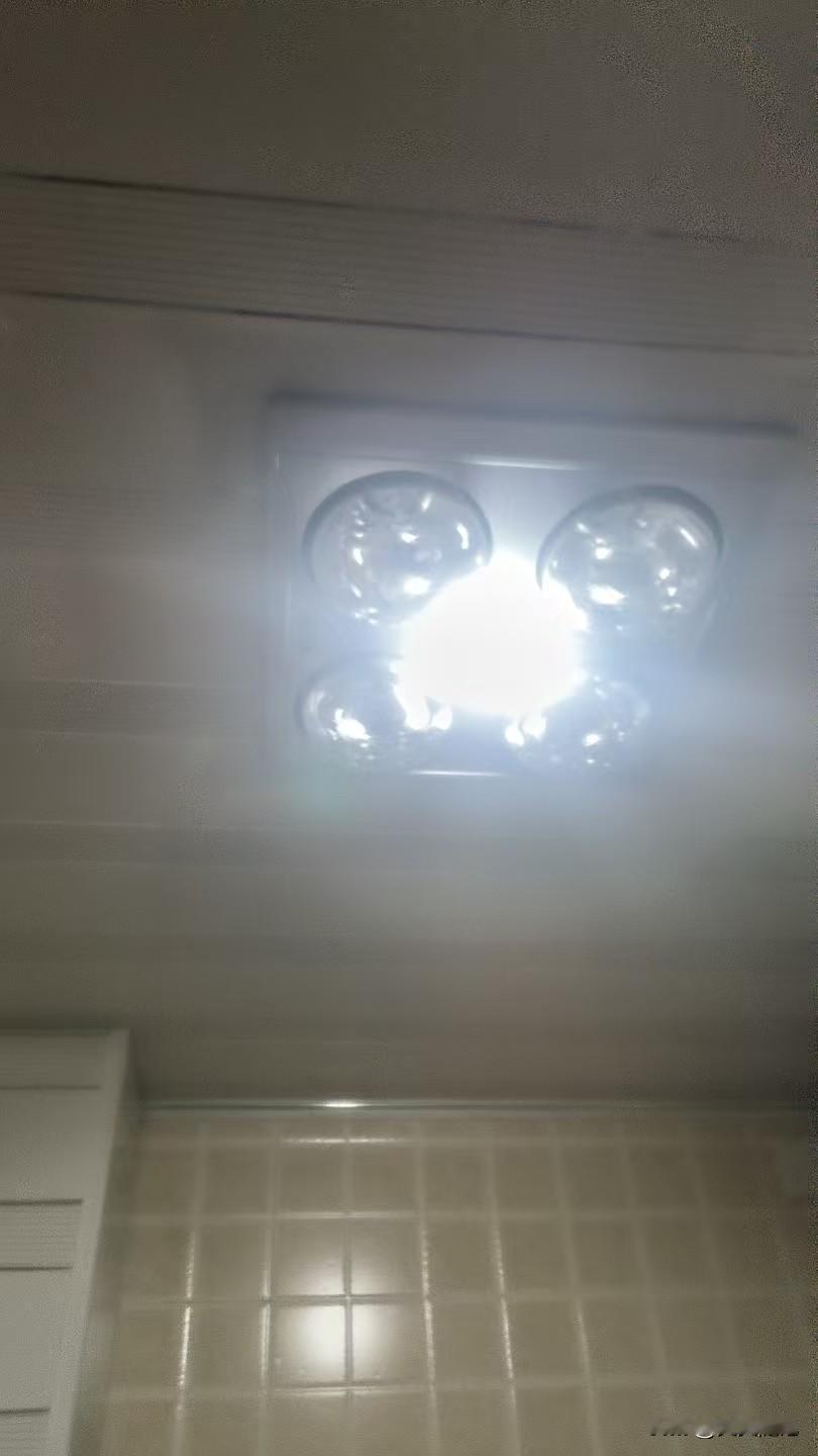 楼下又漏水了唉三月份才检测然后做的防水又漏了