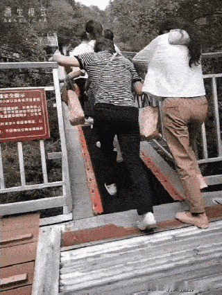 设计也有点问题，扶手是固定的，坐惯了商场扶梯，突然坐这个，再加上老人家了，正常正