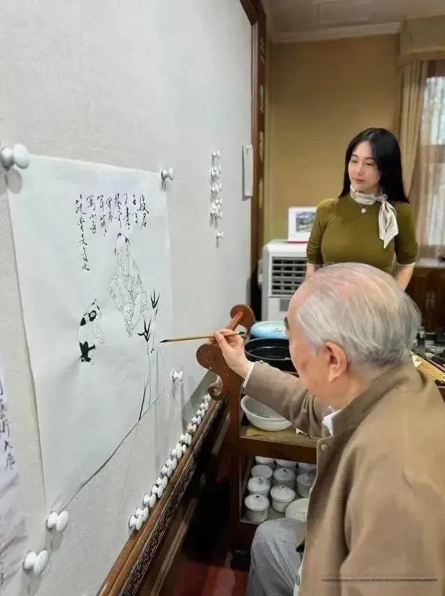 范夫子收藏家底被小娇妻席卷一空，给不少老艺术家提了个醒。随着书画大师范曾女儿发